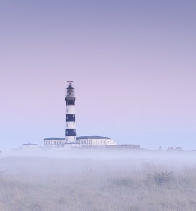Vue sur le phare du Creac'h, a l'aube et dans la brume ©Emmanuel Berthier