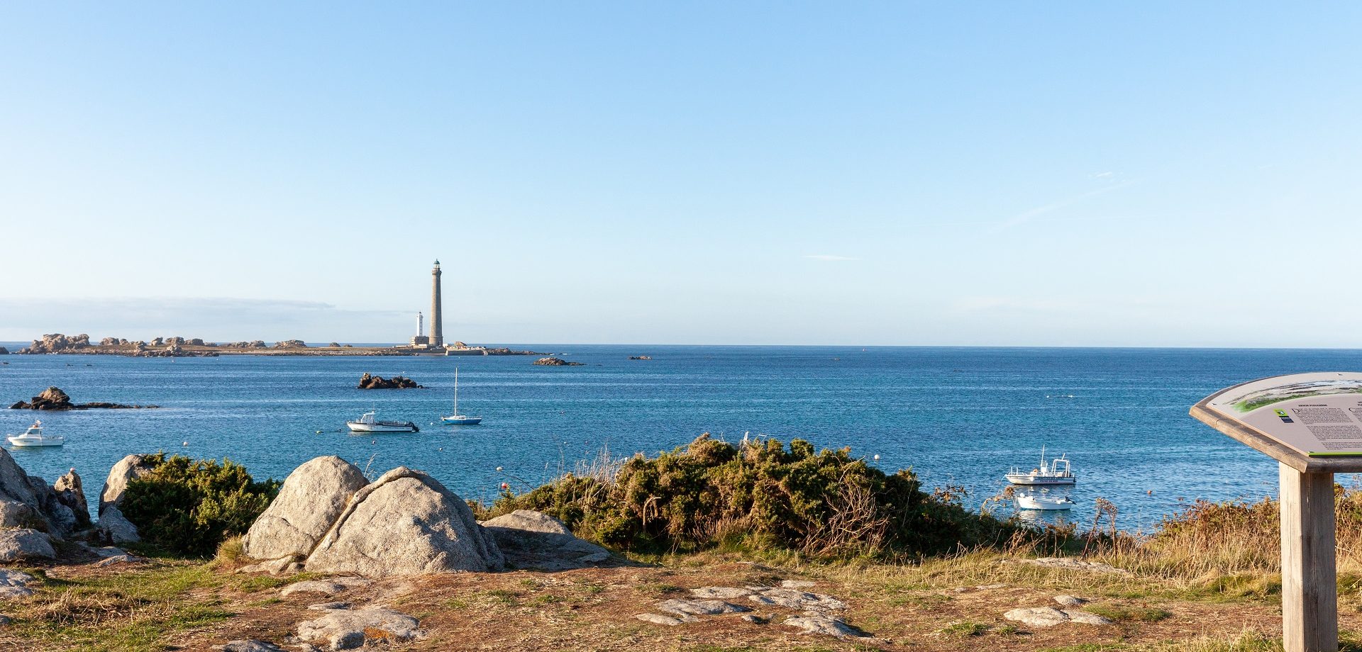 Le GR34 avec vue sur le phare de l'île vierge ©RAGOT Eugenie